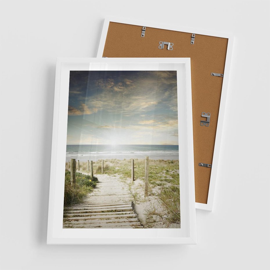 Plakat w ramie 50x70 - Błękitne morze na pomostach - morze, pomost - rama biała