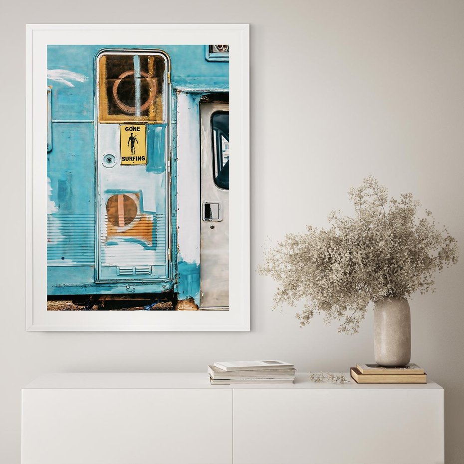 Plakat w ramie 50x70 - Nostalgiczna Podróż - stara przyczepa kempingowa, niebieskie kolory - rama biała