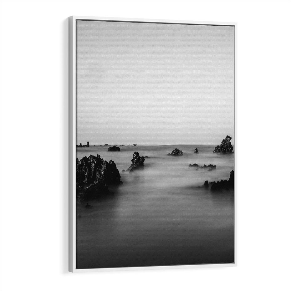 Obraz w ramie 50x70 - Harmonia świateł i cieni - zamglona dzika plaża, skały na plaży - rama biała