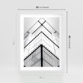 Plakat w ramie 30x40 - Elegancja Współczesnej Architektury: Wieżowiec w Monochromii - nowoczesna architektura, czarno biała fotografia - rama biała