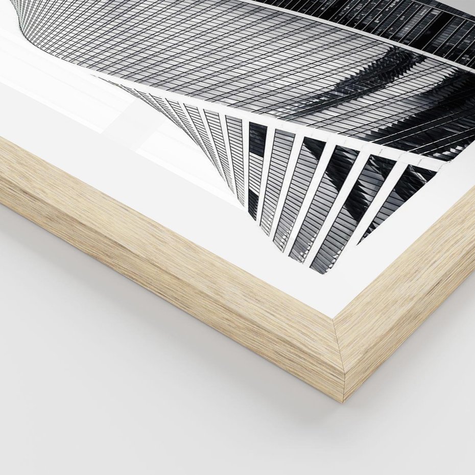 Plakat w ramie 50x70 - Wieżowce z Falistymi Kształtami - nowoczesne wieżowce, czarno biała fotografia - rama drewno