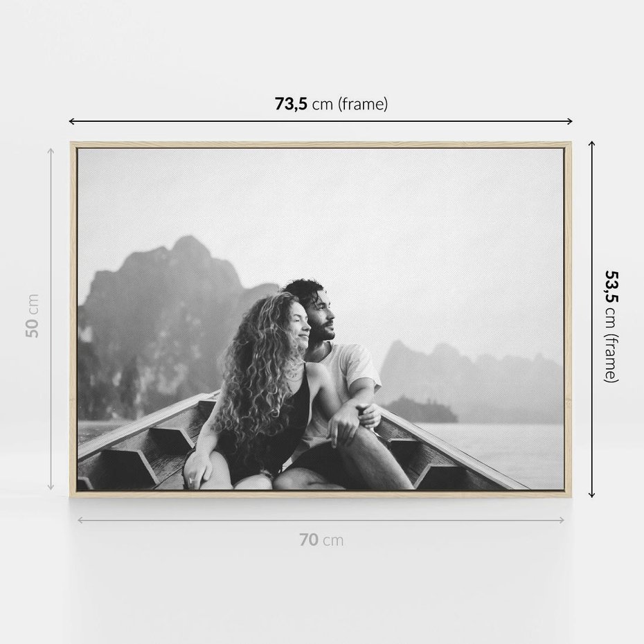 Obraz w ramie 70x50 - Księga mglistych marzeń - czarno biała fotografia, para zakochanych w łodzi - rama drewno