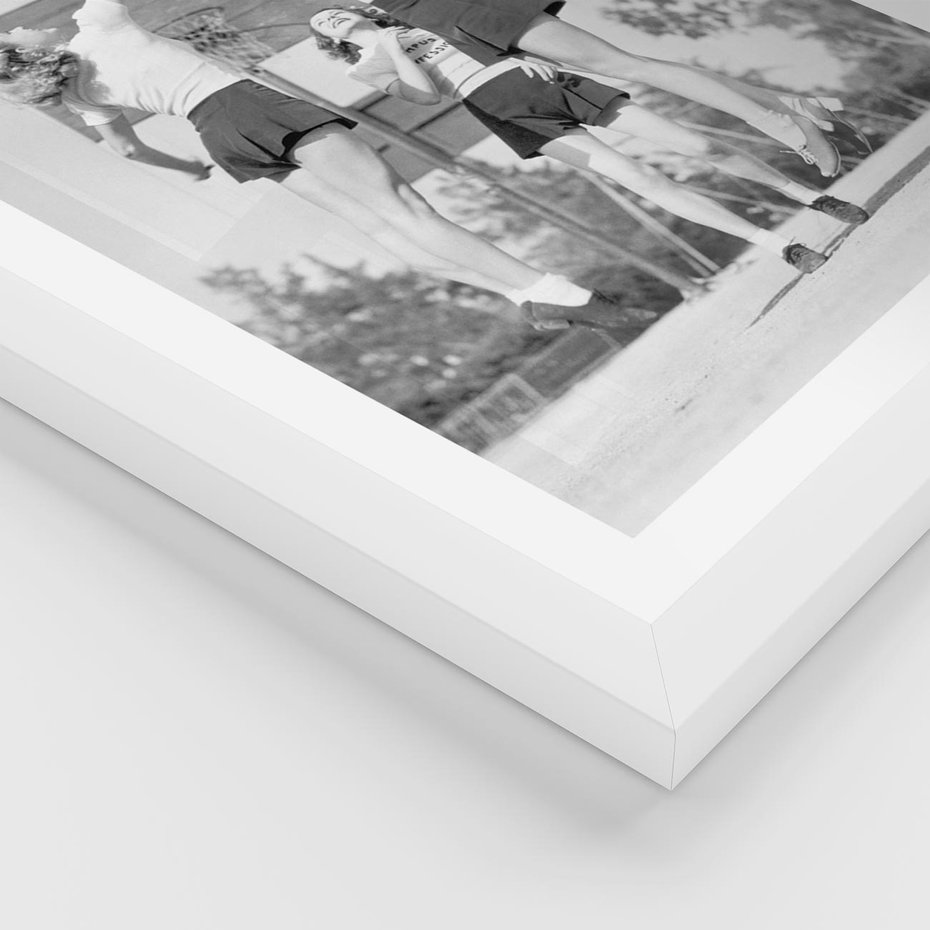 Plakat w ramie 40x50 - Sport to Zdrowie - retro zdjęcie, czarno białe - rama biała