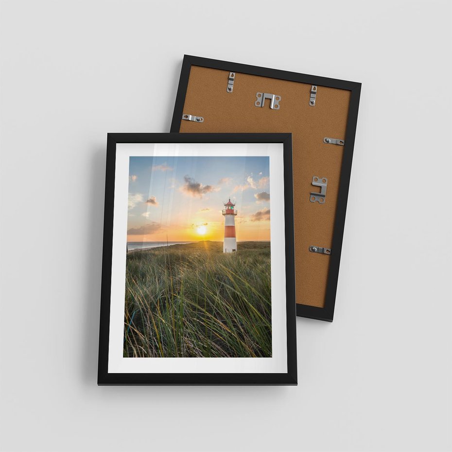 Plakat w ramie 30x40 - Magia latarni przy zachodzie - latarnia, zachód - rama czarna