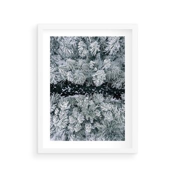 Plakat w ramie 50x70 - Zimowy Krajobraz z Góry - zdjęcie z góry, zaśnieżony las i zamarznięty strumyk - rama biała