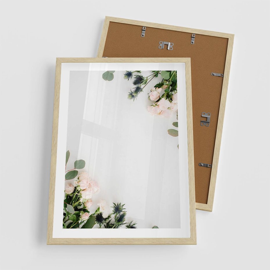 Plakat w ramie 50x70 - Kompozycja z Białych Róż i Eukaliptusa - kompozycja z białych kwiatów na białym tle, róże - rama drewno