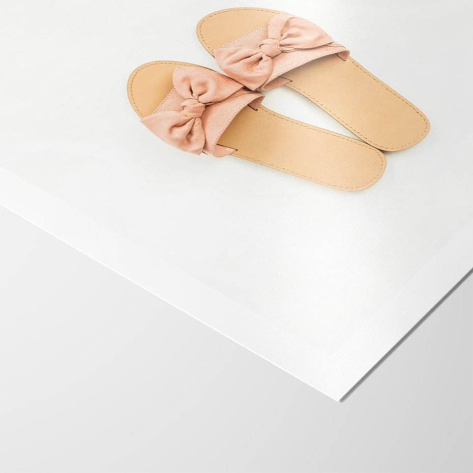 Plakat bez ramy 50x70 - Minimalistyczna Moda: Klapki na Białym Tle - klapki, minimalizm