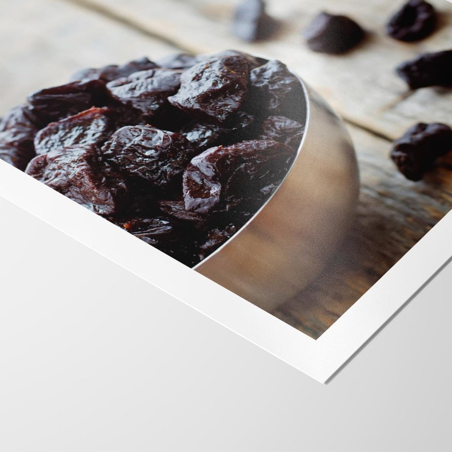 Plakat bez ramy 50x70 - Smakowite rodzynki na talerzu - rodzynki, jedzenie