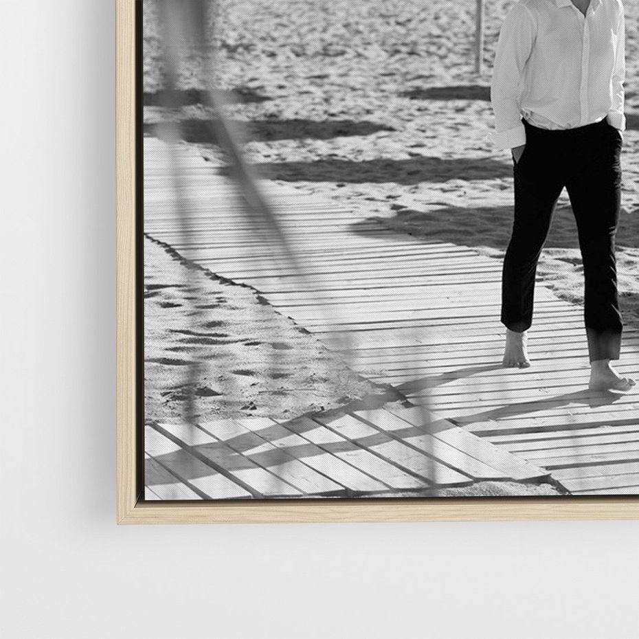 Obraz w ramie 50x70 - Wakacyjny Spacer - czarno białe zdjecie, plaża - rama drewno