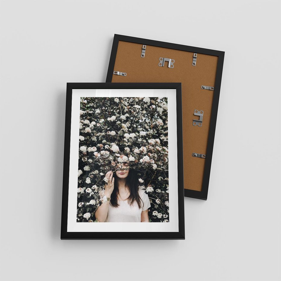 Plakat w ramie 30x40 - Kobieta w Krzewie Kwiatów - krzak z kwiatami, schowana za nim kobieta - rama czarna