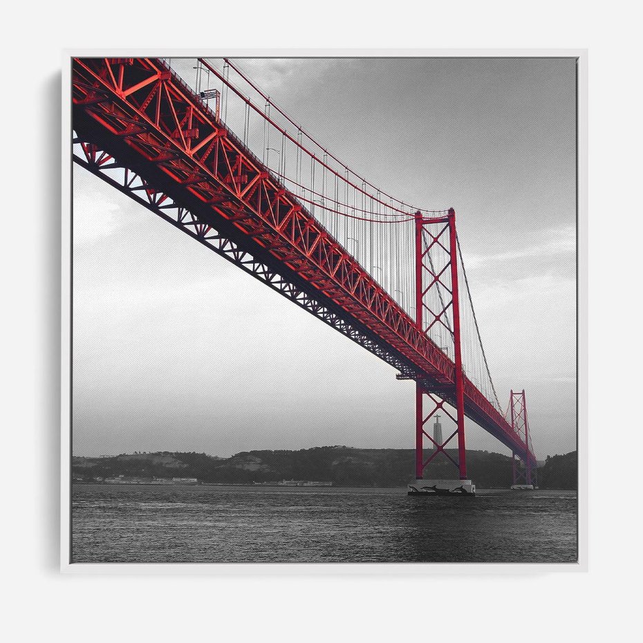 Obraz w ramie 50x50 - Majestatyczny Most - czarno biała fotografia, czerwony stalowy most nad rzeką - rama biała