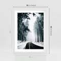 Plakat w ramie 30x40 - Droga przez Zimowy Las - drzewa, śnieg - rama biała