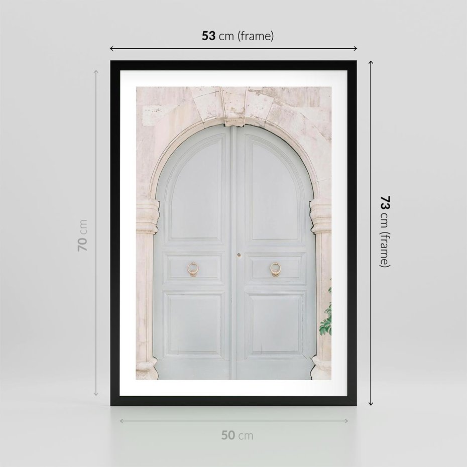 Plakat w ramie 50x70 - Błękitne Drzwi Kamienicy: Urok Historii - stare piękne drzwi do kamienicy, błękitne drzwi - rama czarna