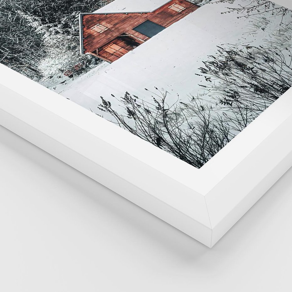 Plakat w ramie 30x40 - Domek w Górach Pokryty Śniegiem - domek w górach, śnieg - rama biała