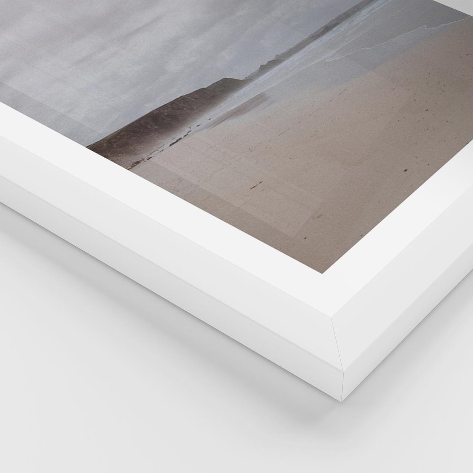 Plakat w ramie 30x40 - Mglista plaża - plaża, mgła - rama biała