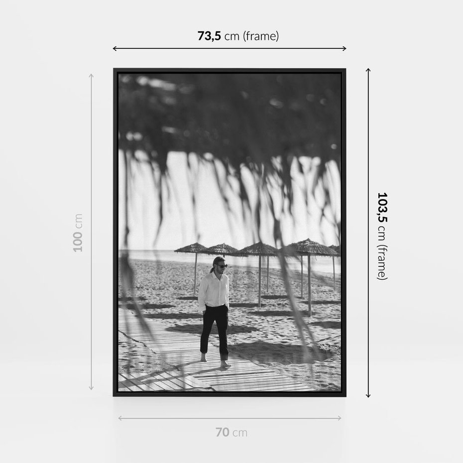 Obraz w ramie 70x100 - Wakacyjny Spacer - czarno białe zdjecie, plaża - rama czarna