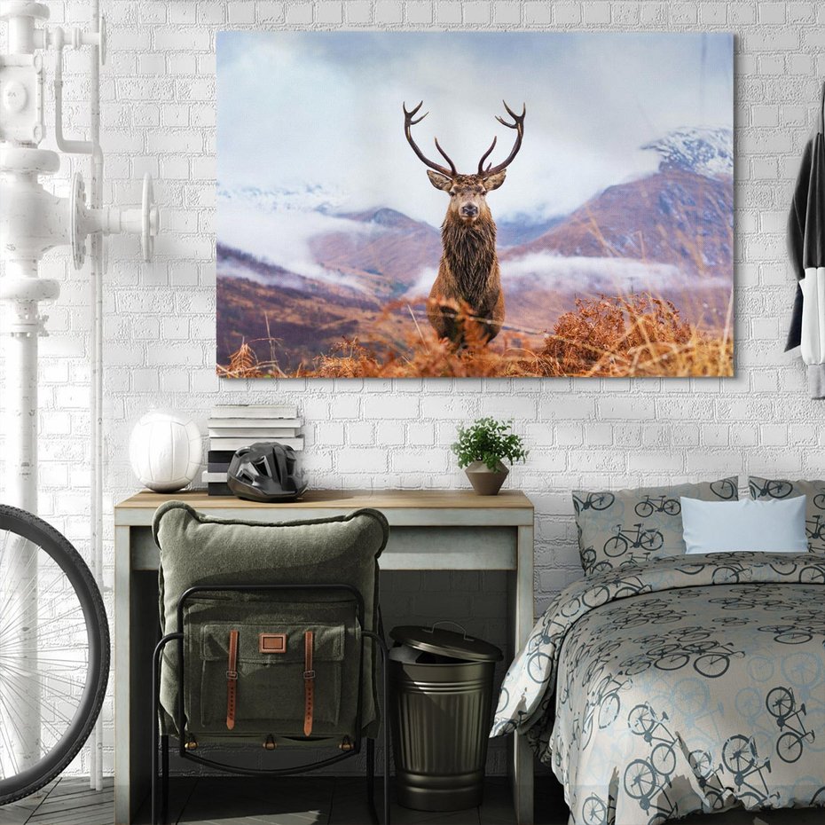 Obraz na płótnie 70x50 - Jeleń w Uśpionym Krajobrazie - jeleń na tle gór, ośnieżone góry