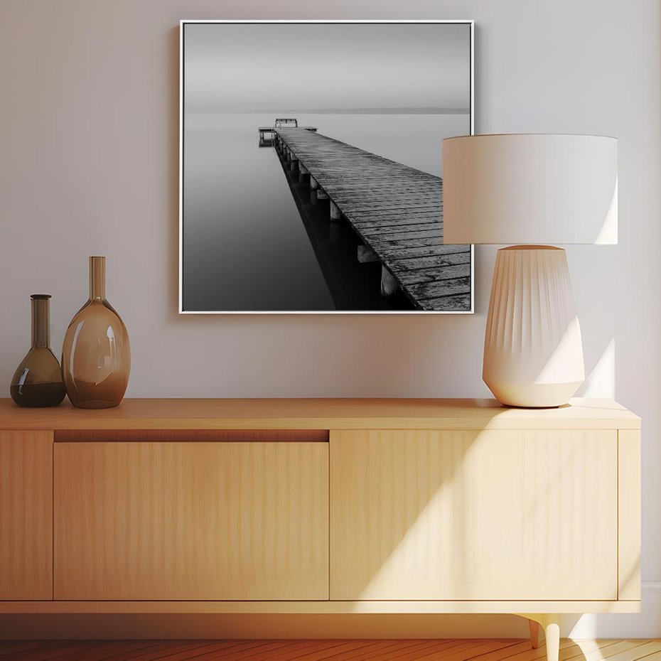 Obraz w ramie 80x80 - Mglista Perspektywa - czarno biała fotografia, drewniany pomost na jeziorze - rama biała