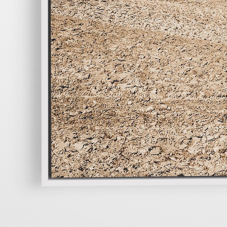 Obraz w ramie 80x120 - Refleksyjny taniec myśli - pustynny krajobraz, odcienie sepii - rama biała