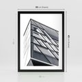 Plakat w ramie 30x40 - Architektura Przyszłości: Czarno-Białe Ujęcie - nowoczesna architektura, czarno białe zdjęcie - rama czarna
