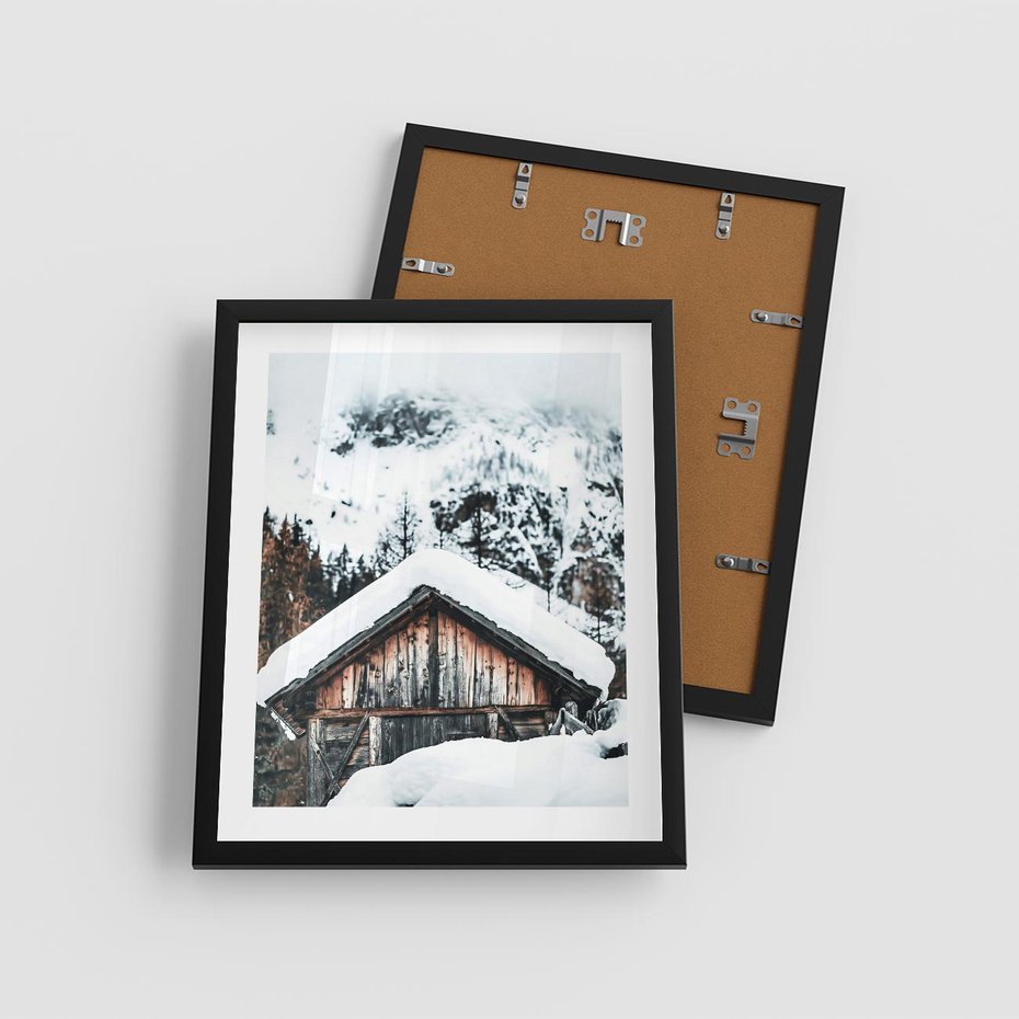 Plakat w ramie 40x50 - Domek w Górach w Białym Odcieniu - zima, domek w górach - rama czarna