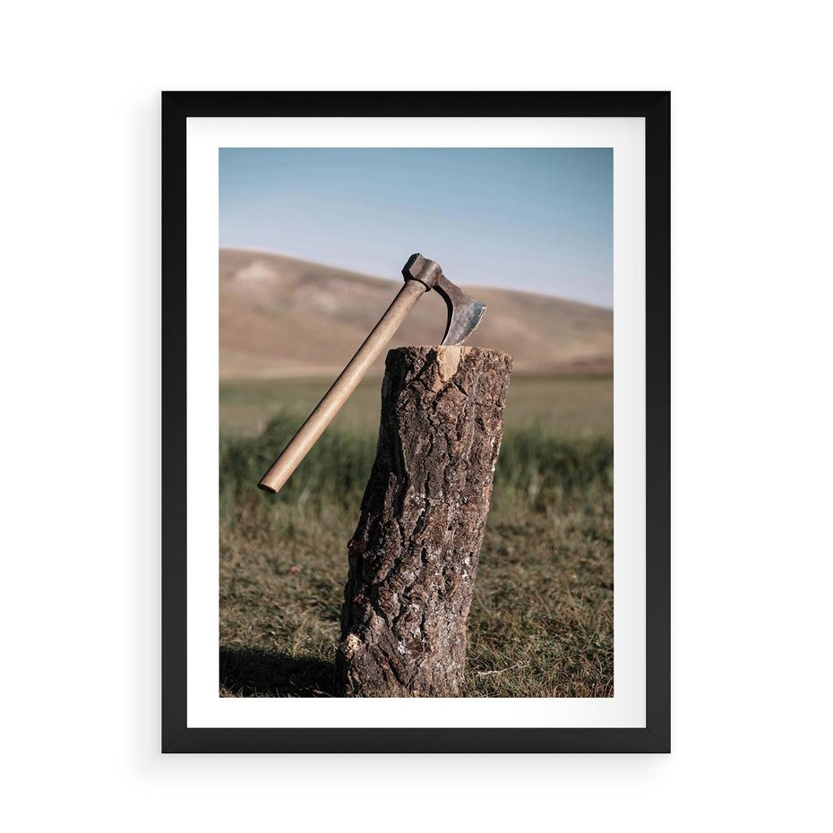 Plakat w ramie 50x70 - Rustykalna Praktyczność: Fotografia Siekiery - rustykalna fotografia, siekiera wbita w pieniek - rama czarna