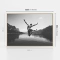 Obraz w ramie 120x80 - Beztroska Chwila - czarno biała fotografia, mężczyzna wesoło wskakuje do keziora w górach - rama drewno