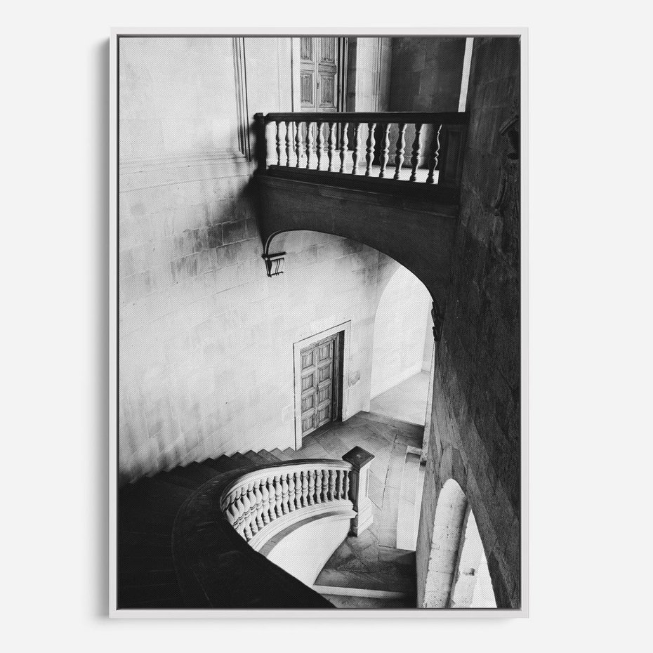 Obraz w ramie 80x120 - Po Schodach w Dół - czarno białą fotgrafia, zakręcone schody w starek kamienicy - rama biała