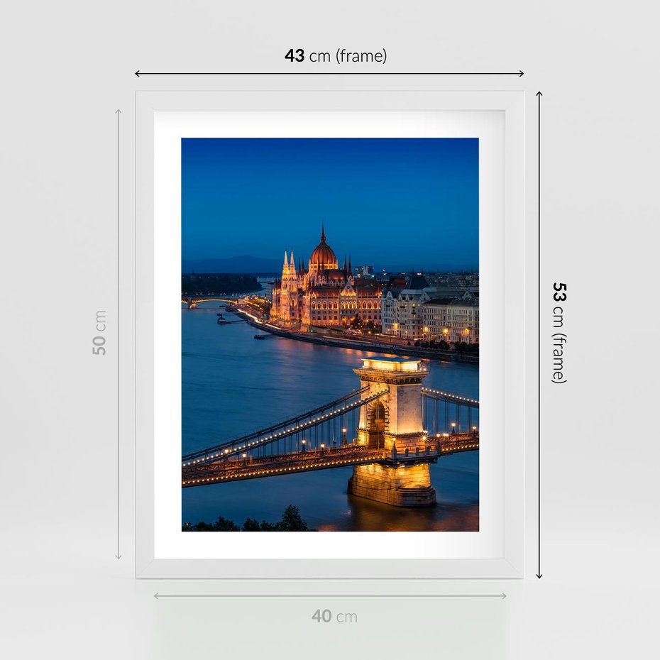 Plakat w ramie 40x50 - Mostowe miasto nocą - miasto, most - rama biała