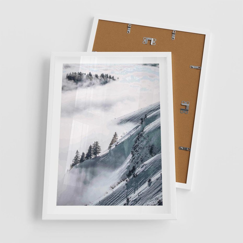 Plakat w ramie 50x70 - Czystość Natury - ośnieżone szczyty górskie, pejzaż - rama biała