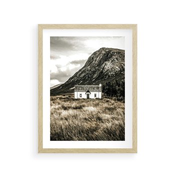 Plakat w ramie 30x40 - Biały Domek w Sepii: Wiejski Urok - domek w górach, kolory sepii - rama drewno