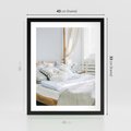 Plakat w ramie 40x50 - Relaks w Sypialni: Jasne Kolory - zdjęcie sypialni, łóżko - rama czarna