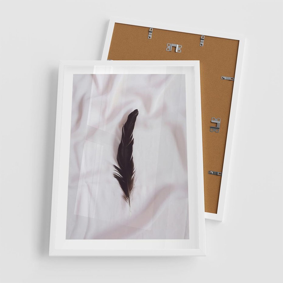 Plakat w ramie 50x70 - Prosta Elegancja - czarne pióro na białej pościeli, minimalizm - rama biała