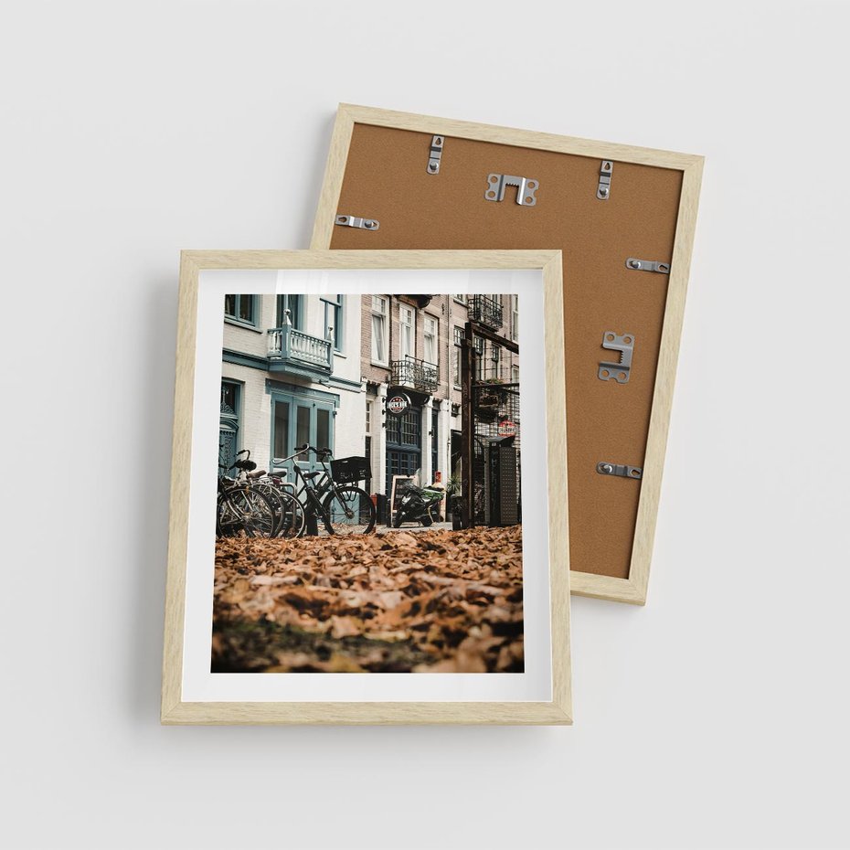Plakat w ramie 40x50 - Rowery w Mieście pełnym Liści - rower, miasto - rama drewno