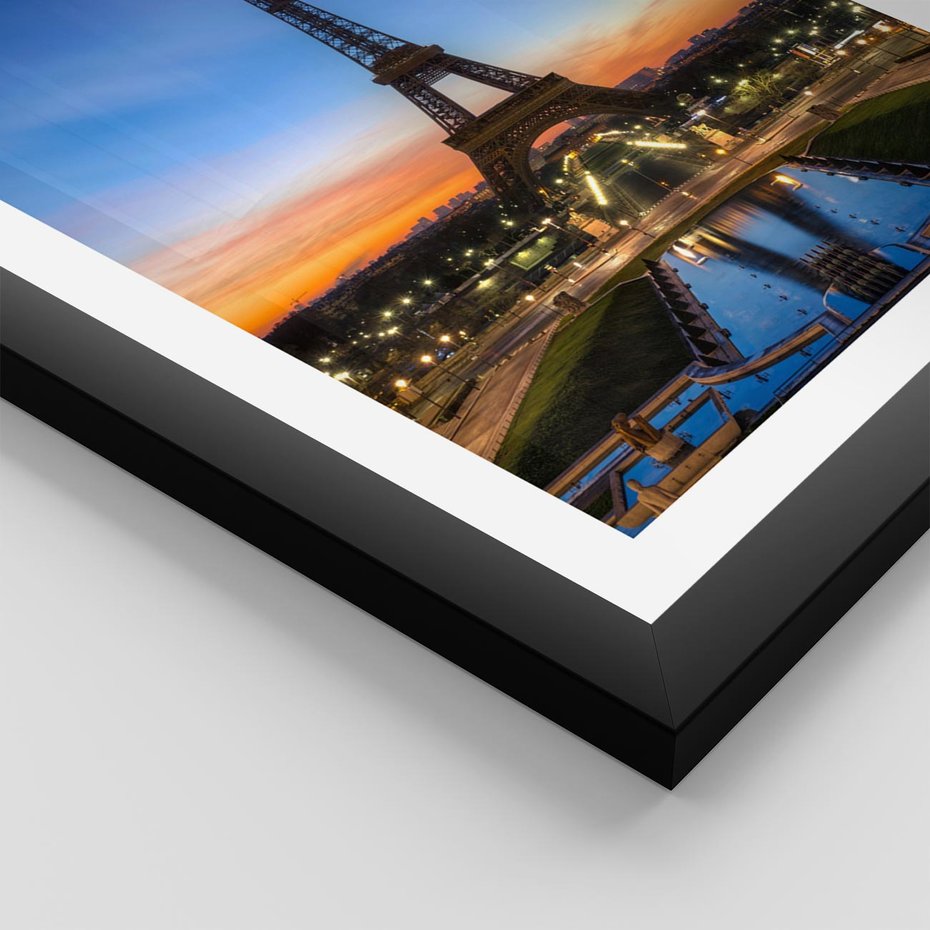 Plakat w ramie 50x70 - Wieża Eiffla w Innej Odsłonie - wieża, Eiffla - rama czarna