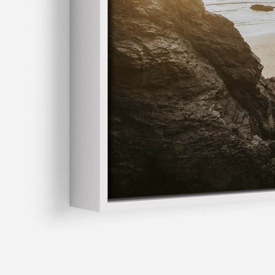 Obraz w ramie 80x120 - Magia Wieczornego Spokoju - plaża, zachód - rama biała