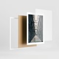 Plakat w ramie 30x40 - Odkryj tajemnice miasta - uliczka, perspektywa - rama biała