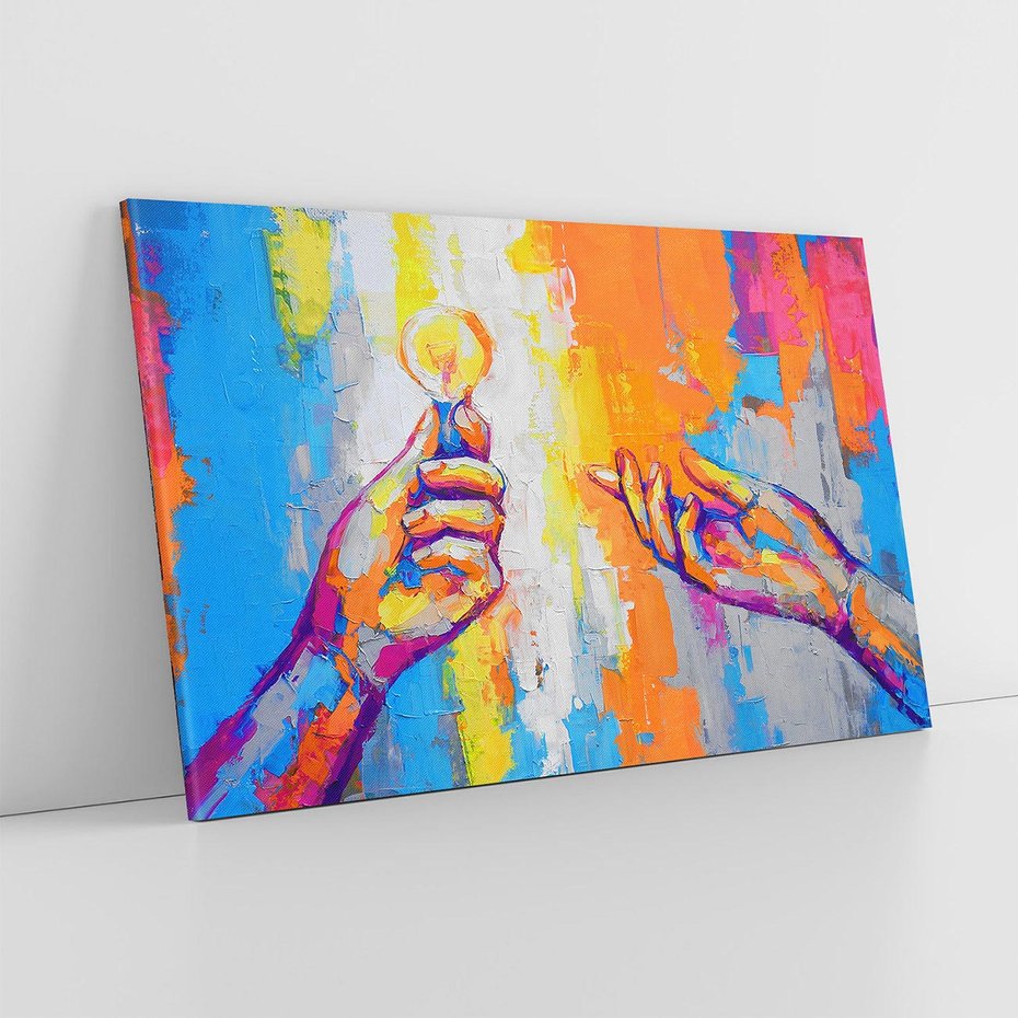 Obraz na płótnie 120x80 - Refrakcje wewnętrznego światła - abstrakcyjne dzieło, dłoń trzyma żarówkę