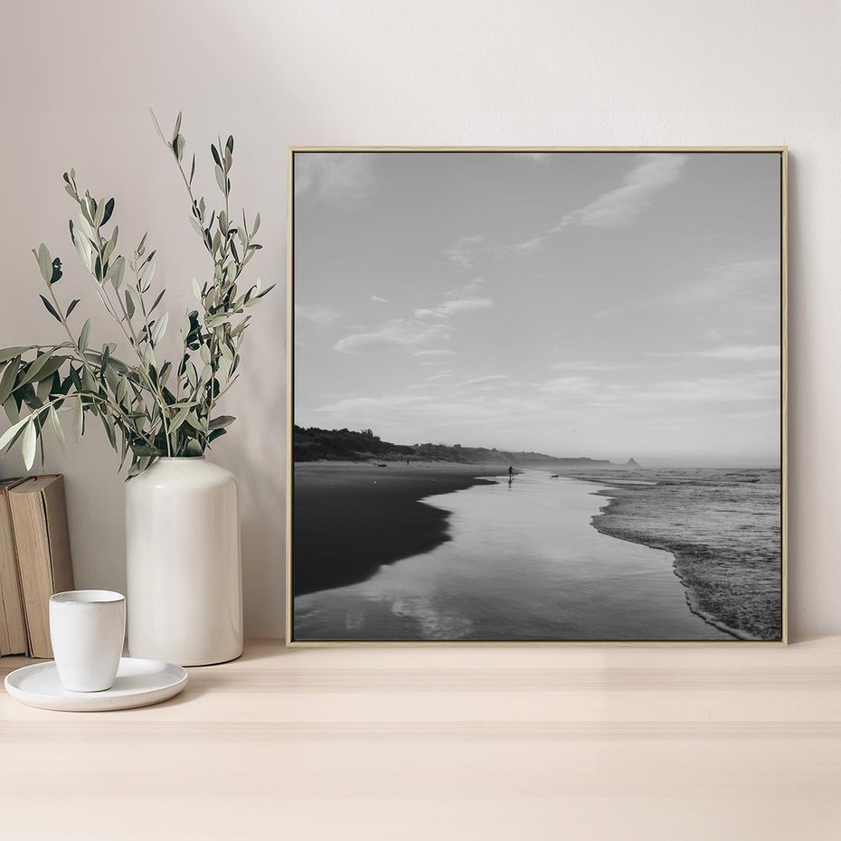 Obraz w ramie 50x50 - Nadmorska Melodia - czarno białe zdjęcie, plaża - rama drewno