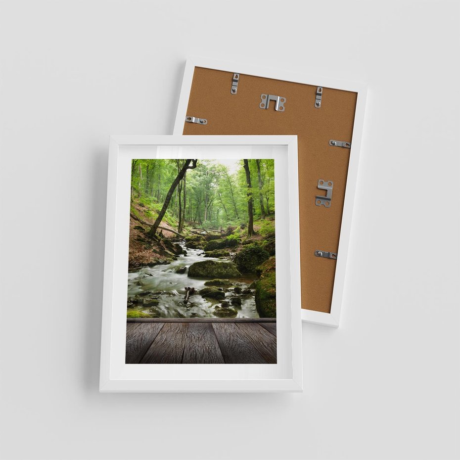 Plakat w ramie 30x40 - Strumyk w lesie - strumyk, w lesie - rama biała