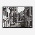 Obraz w ramie 70x50 - Weneckie Kanały - czarno białe zdjęcie, wenecja - rama czarna