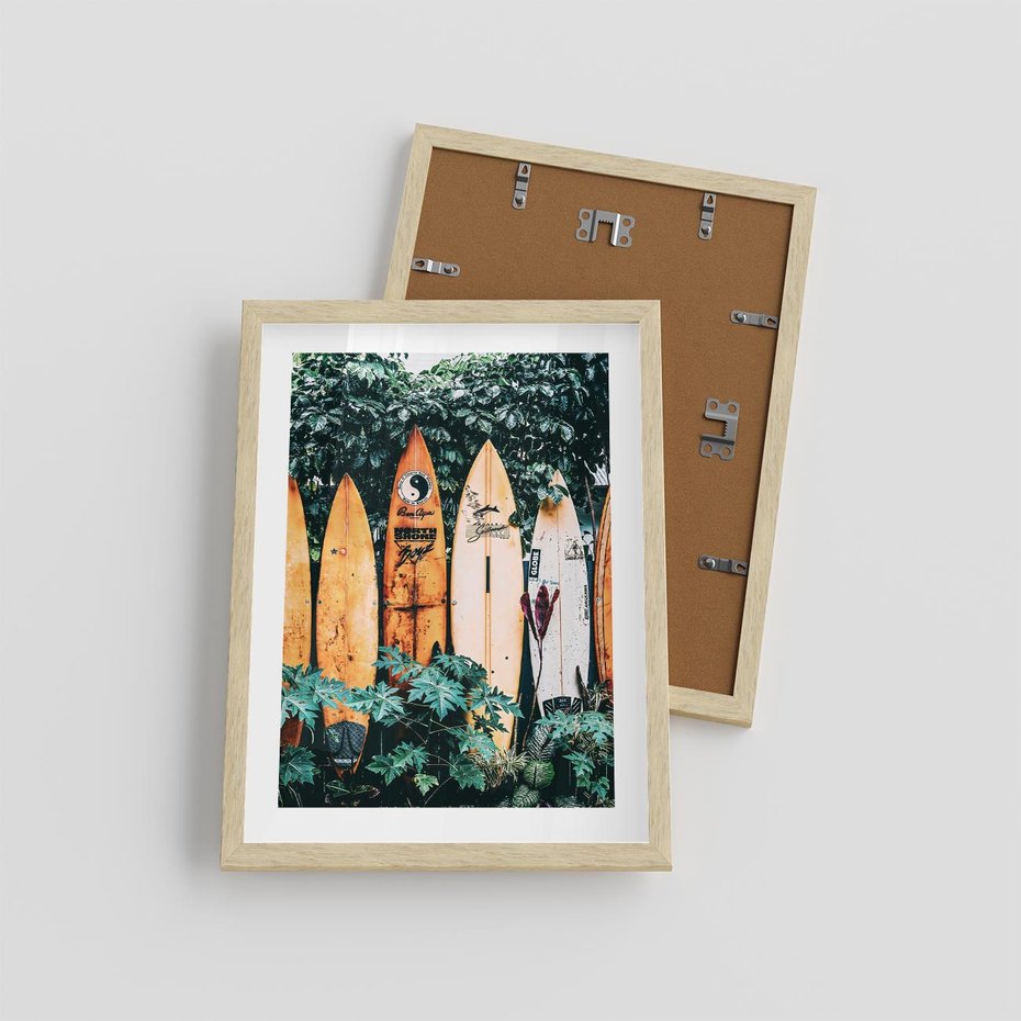 Plakat w ramie 30x40 - Surfowanie w Harmonii z Naturą - deski surfingowe, oparte o rośliny - rama drewno
