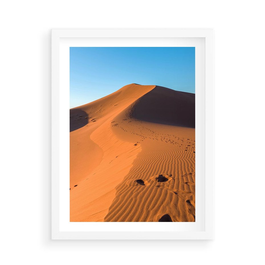 Plakat w ramie 50x70 - Piasek pustyni wędruje - pustynia, piasek - rama biała
