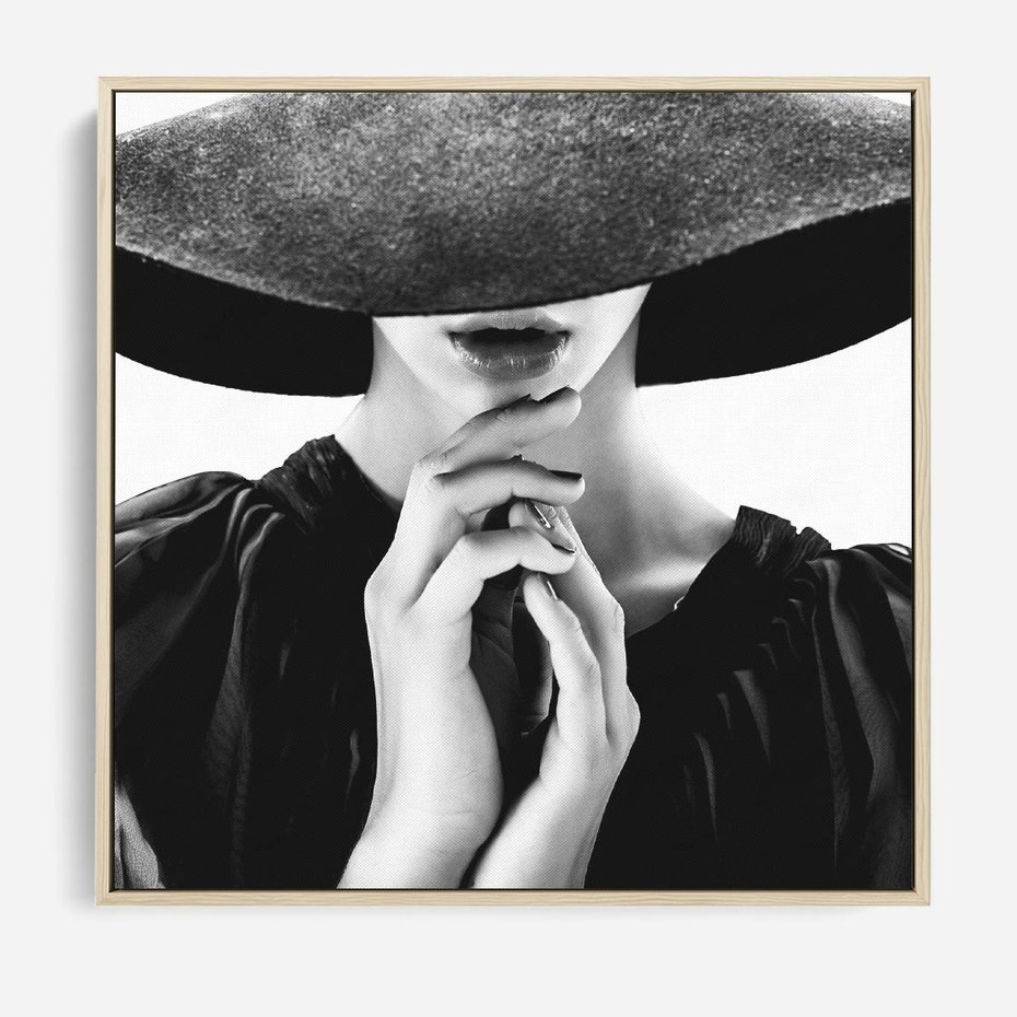 Obraz w ramie 50x50 - Czarna Elegancja - fotografia czarno biała, zbliżenie portret kobiety w czerni - rama drewno