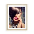 Plakat w ramie 40x50 - Kobiecy urok w makijażu i fryzurze - makijaż, fryzura - rama drewno