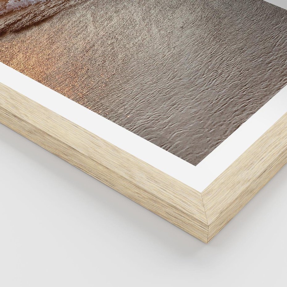 Plakat w ramie 30x40 - Spokój Morza: Fale na Plaży - fale, morze - rama drewno