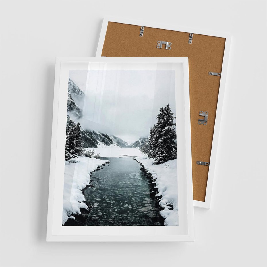 Plakat w ramie 50x70 - Zimowa Przyroda: Rzeka, Góry i Śnieg - zima, rzeka - rama biała