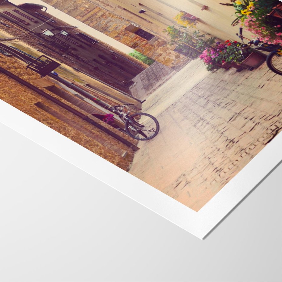 Plakat bez ramy 40x50 - Rowerowa przygoda w uliczkach pełnych perspektywy - uliczka, perspektywa