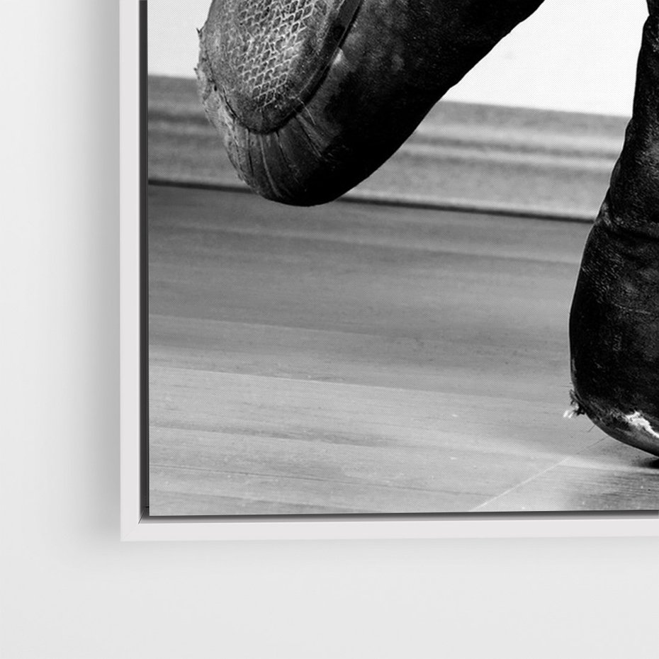 Obraz w ramie 50x70 - Taniec Zmysłów - artystyczne zdjęcie, odcienie szarości - rama biała