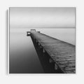 Obraz w ramie 50x50 - Mglista Perspektywa - czarno biała fotografia, drewniany pomost na jeziorze - rama biała